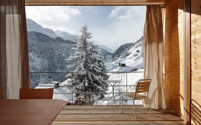 за окном большое дерево снежный пейзаж зимний фон Обои Изображение для  бесплатной загрузки - Pngtree