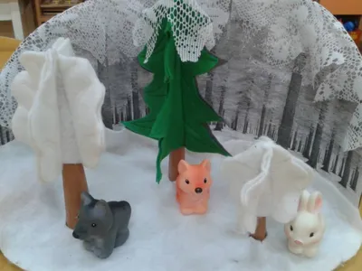 векторный фон зимнего леса с милыми животными ель снег. забавная  рождественская открытка или чехол с медвежьей обезьяной Иллюстрация вектора  - иллюстрации насчитывающей гирлянда, шарж: 227411376