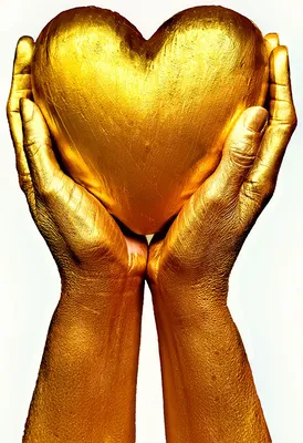 Постер Золотые руки держат золотое сердце на стену купить от 290 рублей в  арт-галерее DasArt