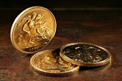 Куча иллюстрации вектора мультфильма золотых монет изолированной на белом  фоне Куча денег, золотой пачку денег столбца Монеты с Иллюстрация вектора -  иллюстрации насчитывающей монетка, золотисто: 168119094