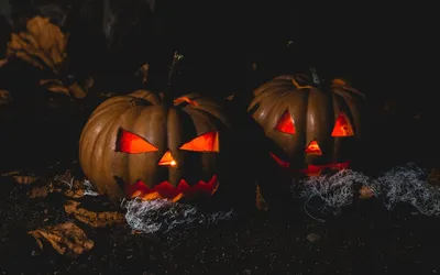 Карточка Хэллоуина Хэллоуинские тыквы со страшными лицами под деревом на  оранжевом фоне Стоковое Изображение - изображение насчитывающей стол,  гранж: 158725817