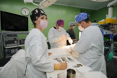 Фото Хирург делает первый разрез операции