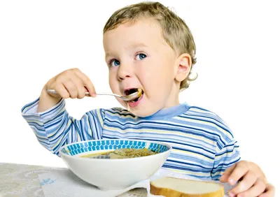 Как приучить ребёнка кушать с ложки: рекомендации педагога