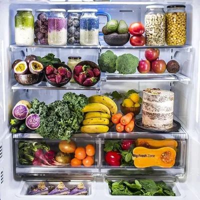 Каждый продукт - история: фотографии холодильника с разнообразной пищей
