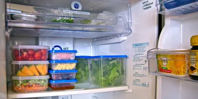Фотографии холодильника с разнообразной пищей для комфортного ужина