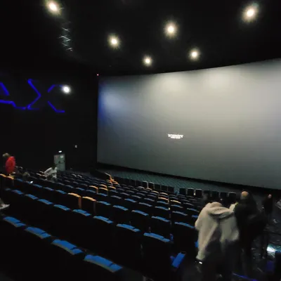 Сколько стоят билеты в обновленный кинотеатр \"Художественный\" - Российская  газета