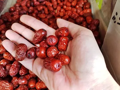 Свежие фрукты Jujube зеленых плодов Jujube вкусные китайские изолированные  на белом фоне. Файл включает в себя как удобный для отс Стоковое Фото -  изображение насчитывающей еда, цвет: 186729220