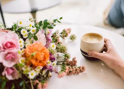 Чашка кофе и букет свежих цветков весны Тюльпаны B Стоковое Изображение -  изображение насчитывающей лепесток, цветок: 131996953