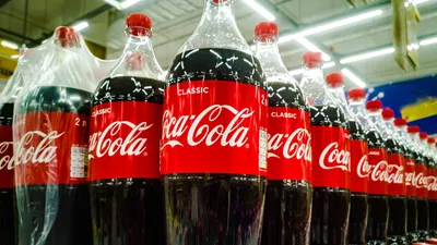 В Москве нашли «подозрительную» Coca-Cola. Роспотребнадзор начал проверку |  РБК Life