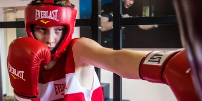 Боковые удары в боксе - Как стать боксером за 10 уроков #6 - YouTube