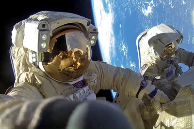 Космонавты вернулись на МКС после почти 8-часовой работы в открытом космосе  - Российская газета