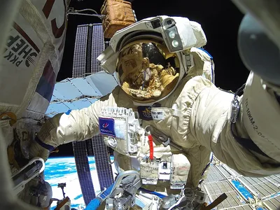 кажется что космонавт плывет в открытом космосе, забавная космическая  картинка фон картинки и Фото для бесплатной загрузки
