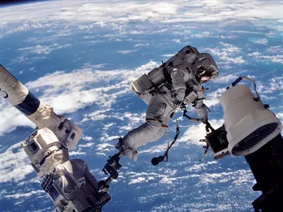 Космонавт в открытом космосе позирует…» — создано в Шедевруме