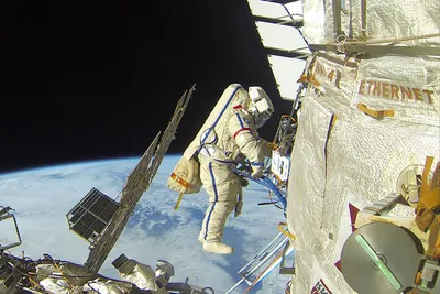 Около десяти выходов в открытый космос проведут российские космонавты -  Российская газета