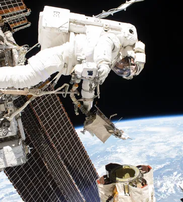 Российский космонавт в скафандре …» — создано в Шедевруме