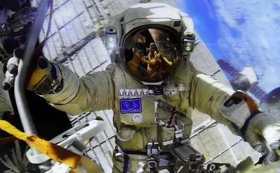 Первый выход человека в открытый космос без страховки - историческое видео  - Брюс МакКендлесс - NASA