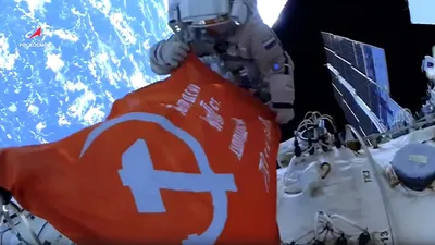 Как космонавты выходят в открытый космос и чем это опасно