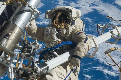 Космонавт в открытом космосе арт - 31 фото