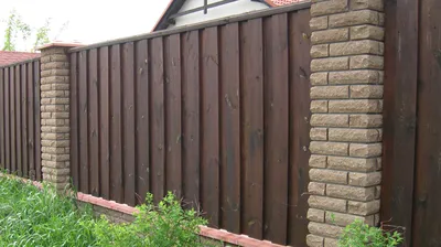 Красивый коричневый забор из дерева купить по цене 2601 руб в Москве с  установкой под ключ
