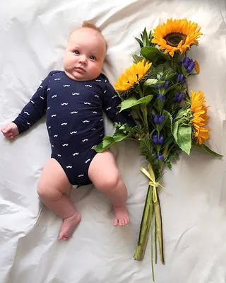 baby with flowers ребенок с цветами фото ребенка по месяцам до года  креативные интересные фото ребенка идеи для фото photo ideas for… | Baby  onesies, Onesies, Kids