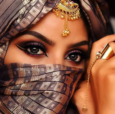 Красивые Ближнего Востока Женщины В Хиджабе И Синий Шарф Украшения —  стоковые фотографии и другие картинки 2015 - iStock