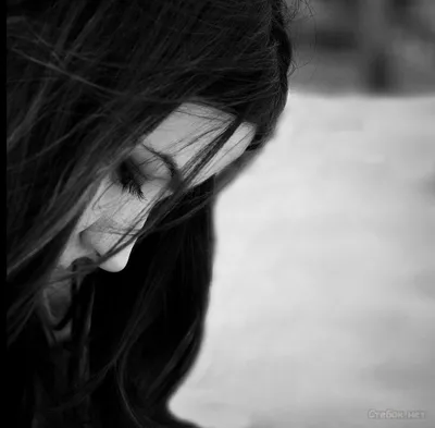 Черно-белый портрет унылой девушки одел в черной блузке Стоковое Фото -  изображение насчитывающей привлекательностей, волосы: 86158700