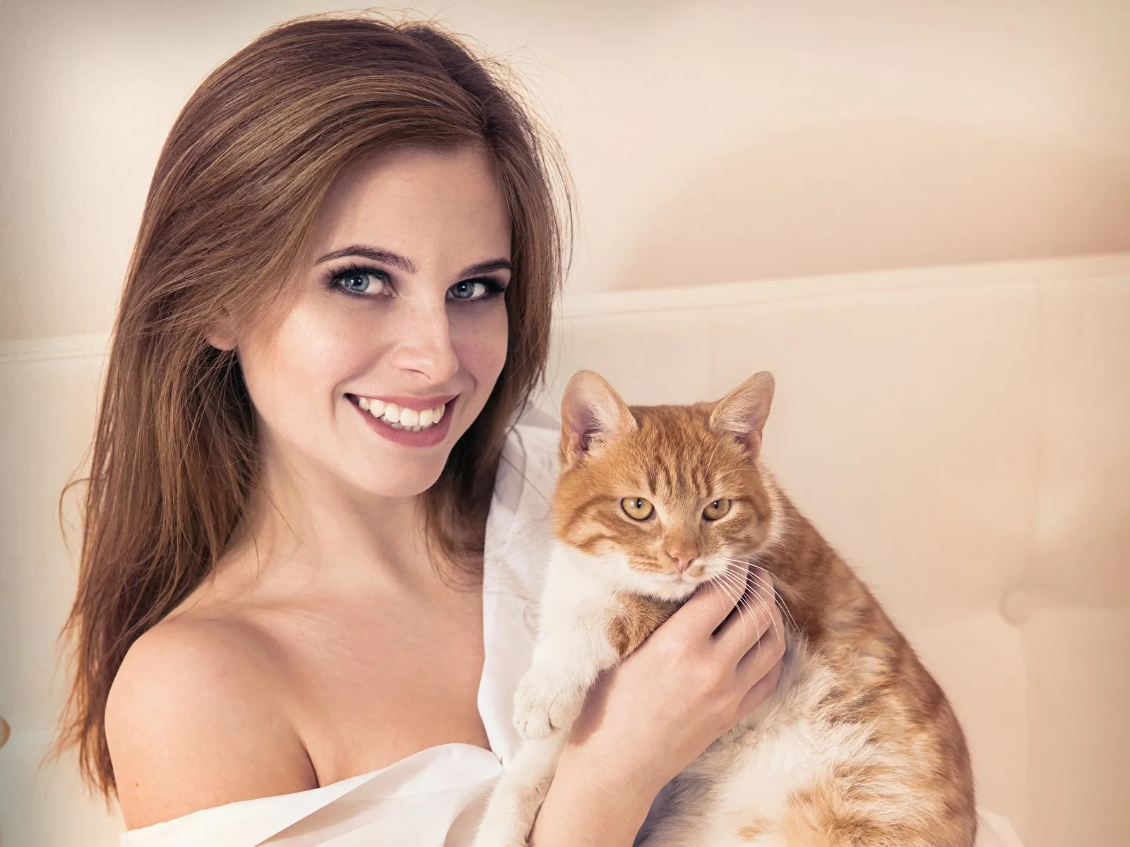 Красивая девушка кис. Девушка с котом. Красивая девушка с кошкой. Красивая девушка с котенком. Девушка с котом на руках.