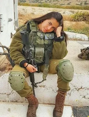 Красивые армейские девушки с оружием, изолированные на черном фоне Стоковое  Фото - изображение насчитывающей предохранитель, волосы: 157079898