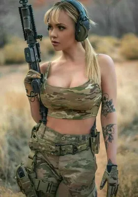 Красивые армейские девушки с оружием стоковое фото ©art_man 71983597