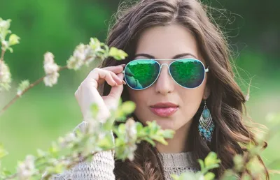 солнечные очки девушки стильные Стоковое Фото - изображение насчитывающей  вечер, модель: 105651654