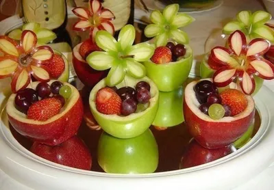 Различные ягоды и фрукты на подносе на деревянный стол крупным планом ::  Стоковая фотография :: Pixel-Shot Studio