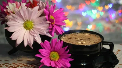 Чашка утреннего кофе и красивые розовые цветы на светлом фоне Стоковое Фото  - изображение насчитывающей цветки, цветок: 203659150