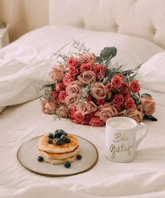 Чашка кофе по утрам Dalgona и красивые белые цветы и шоколад на черном фоне  Стоковое Фото - изображение насчитывающей плоско, еда: 184595054