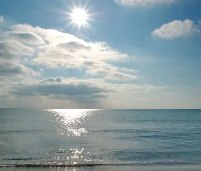 Красивые фото моря: Солнце лучистое и облака