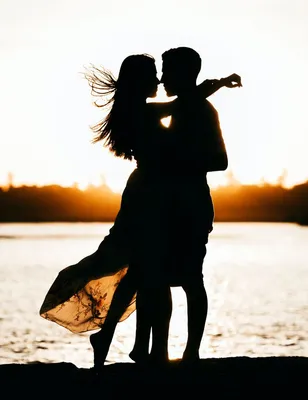 Красивые пары брюнет в влюбленности обнимая на дате в парке Стоковое Фото -  изображение насчитывающей обнять, счастье: 63863260