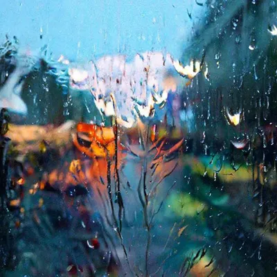 Дождевые капли, работающих по стеклу окна. Красивые фонари на дождь.  Запачканная абстрактная фон Стоковое Изображение - изображение  насчитывающей хмуро, взорвать: 193092783