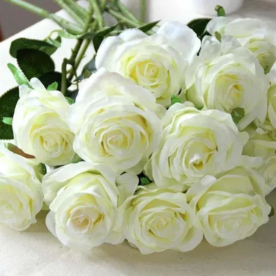 красивый букет белых роз из ткани Стоковое Изображение - изображение  насчитывающей флора, флористическо: 215501197