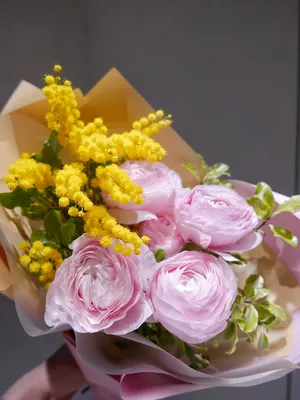 цветы мимоза в корзине на подоконнике. красивые желтые весенние цветы 8  марта пасхальный день матери. ветви желтая мимоза в Стоковое Фото -  изображение насчитывающей мать, взорвать: 215664960