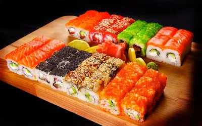 Красивые суши с соусом стоковое фото. изображение насчитывающей плита -  63065666