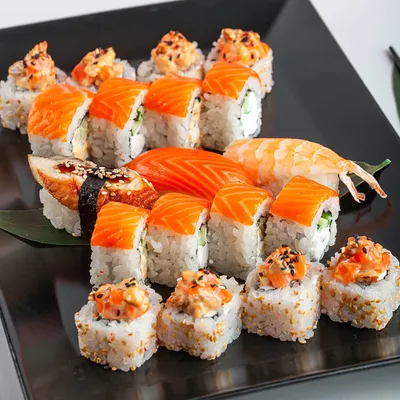 Тарелка с вкусными суши роллы на столе, крупным планом :: Стоковая  фотография :: Pixel-Shot Studio