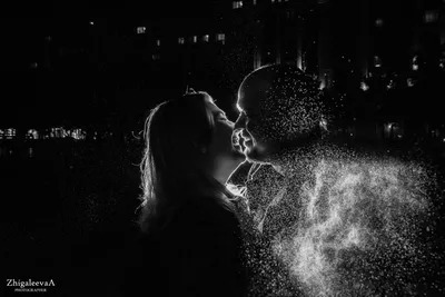 Пара влюбленных обнимается в прекрасный осенний день в парке Стоковое  Изображение - изображение насчитывающей напольно, обнять: 158170023