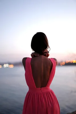 Женская спина. Красивая женщина в красочных ярких свет Стоковое Фото -  изображение насчитывающей смешанно, красивейшее: 211890768