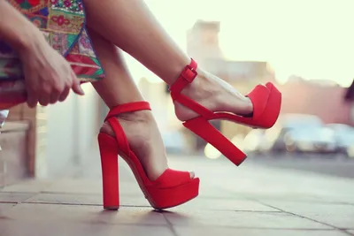 красивые женские длинные ноги в красной замши модные туфли на высоком  каблуке на белом фоне изолировать Стоковое Фото - изображение насчитывающей  персона, красивейшее: 220018672