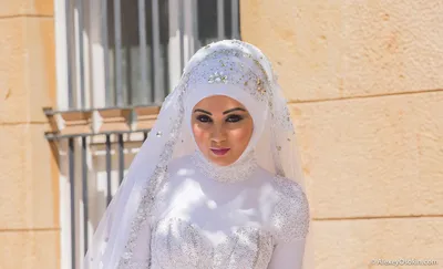 Красивые Ближнего Востока Женщины В Хиджабе И Синий Шарф Украшения —  стоковые фотографии и другие картинки 2015 - iStock