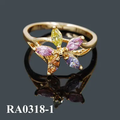 Красивые золотые кольца с узором, близкие Два золотых кольца, размытый фон  с белыми и голубыми цветами Стоковое Изображение - изображение  насчитывающей счастливо, случай: 163171241
