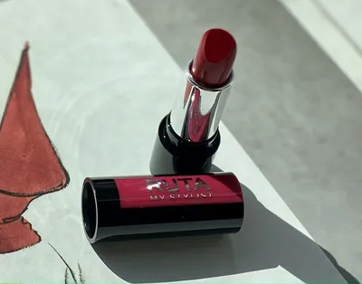 Макияж с красной помадой - какие оттенки использовать в повседневном  макияже | OkBeauty