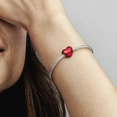 Красное сердце в руках. Подарок на праздник Stock-Foto | Adobe Stock