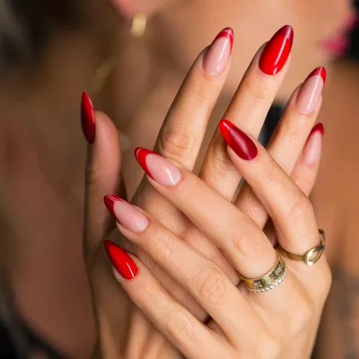 ⚪️❤️✨👌🏻 Спасибо за лайк❤️ ЛИСТАЕМ➡️ #красный #френч #красивыеногти  #френчманикюр #дизайнногтей #идеиманикюра … | Красивые ногти, Дизайнерские  ногти, Гелевые ногти