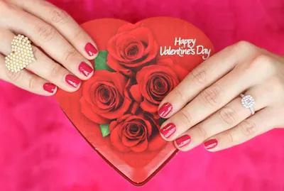 Пусть День святого Валентина исполнит все твои мечты! Красивая открытка с Днем  святого Валентина, плюшевый медвежонок держит игрушечное сердечко на фоне  сердца из роз.