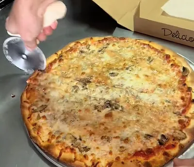 Как можно стащить кусок пиццы и не оставить следов на месте